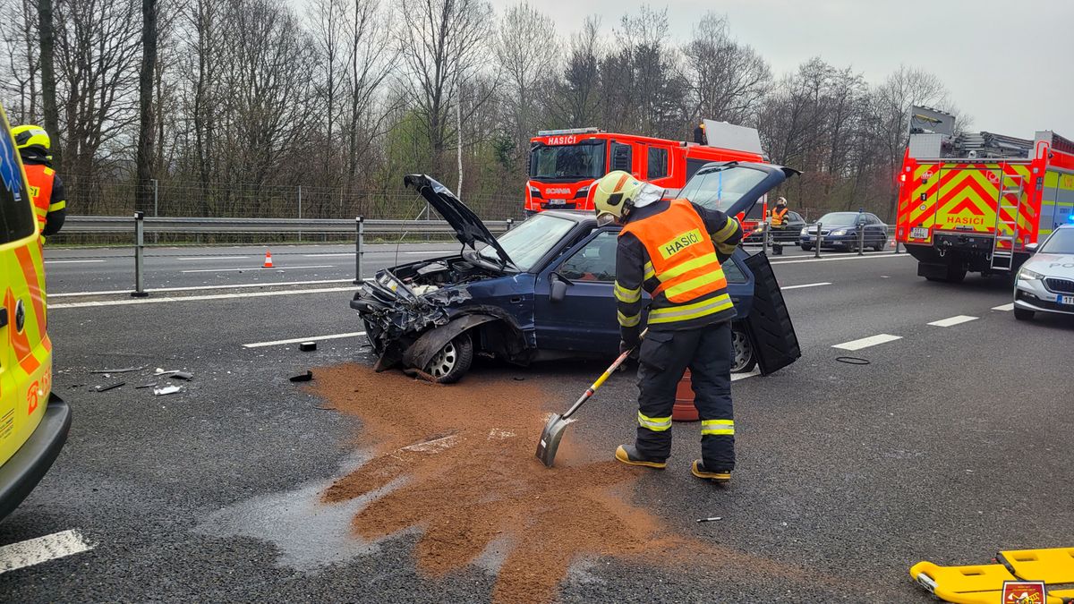 Auto na Olomoucku skončilo na střeše v propustku, další narazilo do svodidel